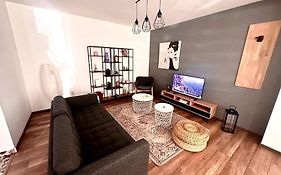 Casa Curte Interioara, Centru